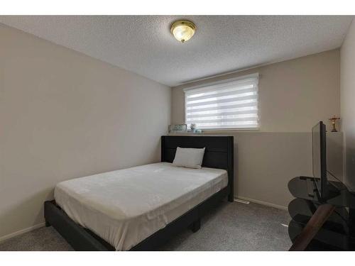 1419 31 Street Sw, Calgary, AB - Indoor Photo Showing Bedroom