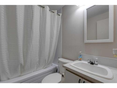 1419 31 Street Sw, Calgary, AB - Indoor Photo Showing Bathroom