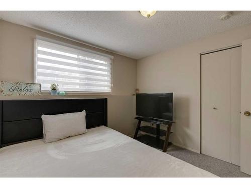 1419 31 Street Sw, Calgary, AB - Indoor Photo Showing Bedroom