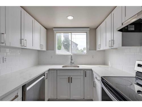 1419 31 Street Sw, Calgary, AB - Indoor Photo Showing Kitchen