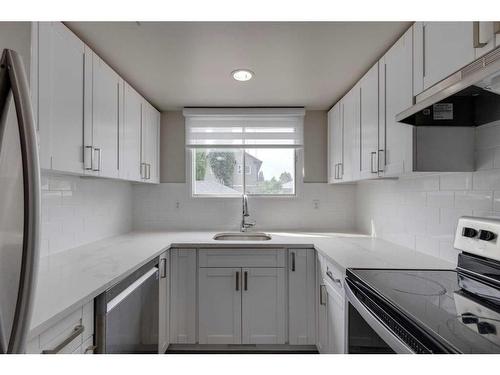 1419 31 Street Sw, Calgary, AB - Indoor Photo Showing Kitchen