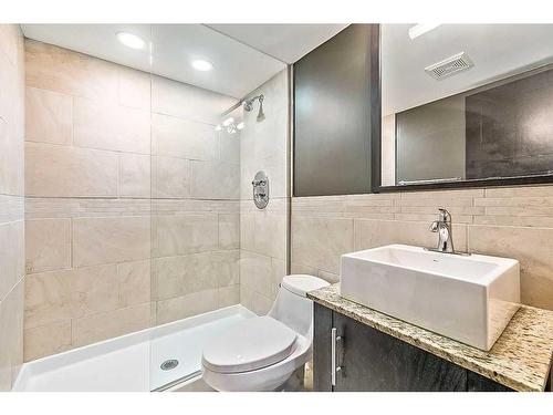 103-1815 16 Street Sw, Calgary, AB - Indoor Photo Showing Bathroom