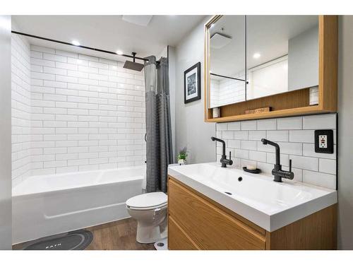 310-205 Riverfront Avenue Sw, Calgary, AB - Indoor Photo Showing Bathroom