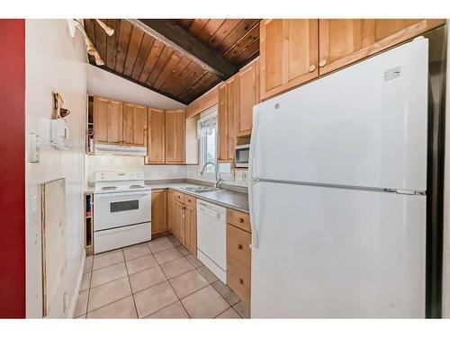 2337 50 Street Ne, Calgary, AB - Indoor Photo Showing Kitchen