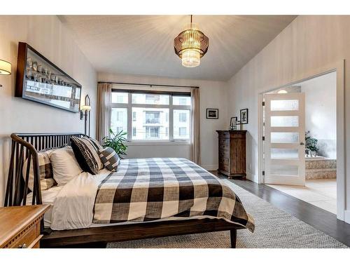 2427 3 Avenue Nw, Calgary, AB - Indoor Photo Showing Bedroom