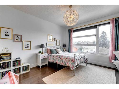 2427 3 Avenue Nw, Calgary, AB - Indoor Photo Showing Bedroom