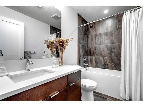 2427 3 Avenue Nw, Calgary, AB - Indoor Photo Showing Bathroom