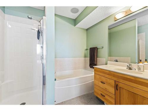 75 Brightondale Crescent Se, Calgary, AB - Indoor Photo Showing Bathroom