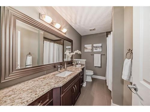 1412 26A Street Sw, Calgary, AB - Indoor Photo Showing Bathroom