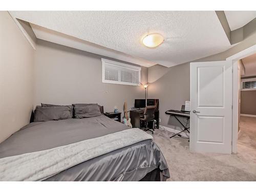 1412 26A Street Sw, Calgary, AB - Indoor Photo Showing Bedroom