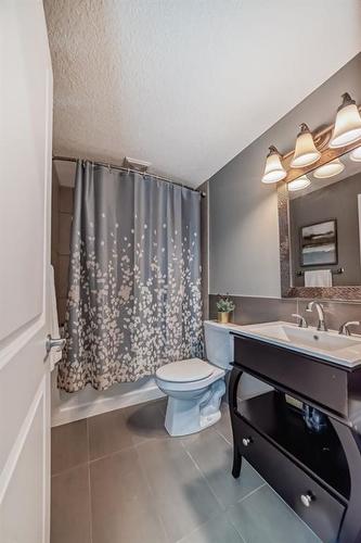 1412 26A Street Sw, Calgary, AB - Indoor Photo Showing Bathroom