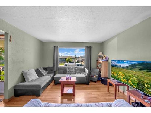 924 15 Avenue Ne, Calgary, AB - Indoor Photo Showing Living Room