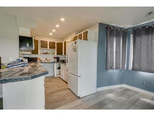 253130 84 Street Ne, Rural Rocky View County, AB - Indoor Photo Showing Kitchen