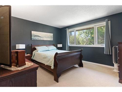 113-2300 Oakmoor Drive Sw, Calgary, AB - Indoor Photo Showing Bedroom