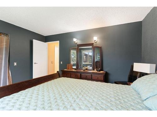 113-2300 Oakmoor Drive Sw, Calgary, AB - Indoor Photo Showing Bedroom
