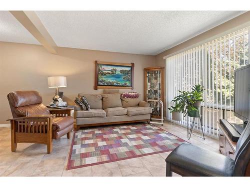 113-2300 Oakmoor Drive Sw, Calgary, AB - Indoor Photo Showing Living Room