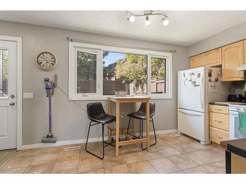 113-2300 Oakmoor Drive Sw, Calgary, AB - Indoor Photo Showing Kitchen