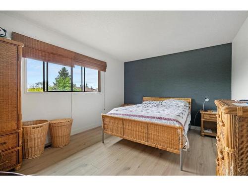 15 Templemont Drive Ne, Calgary, AB - Indoor Photo Showing Bedroom