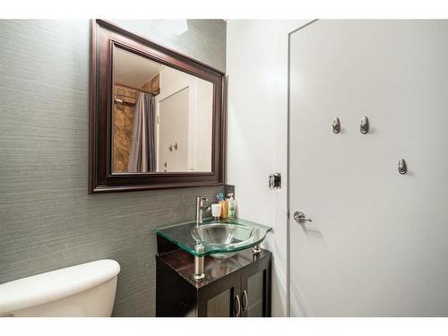 15 Templemont Drive Ne, Calgary, AB - Indoor Photo Showing Bathroom