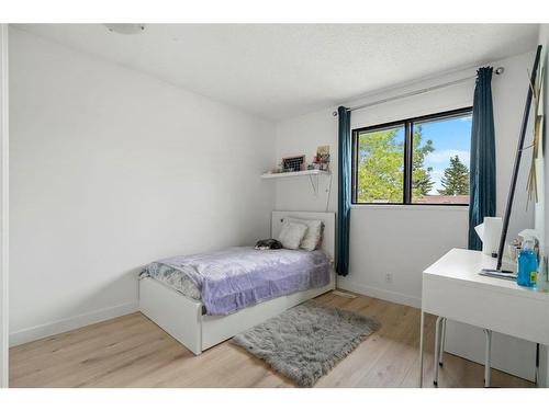 15 Templemont Drive Ne, Calgary, AB - Indoor Photo Showing Bedroom