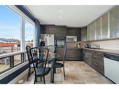 15 Templemont Drive Ne, Calgary, AB - Indoor Photo Showing Kitchen