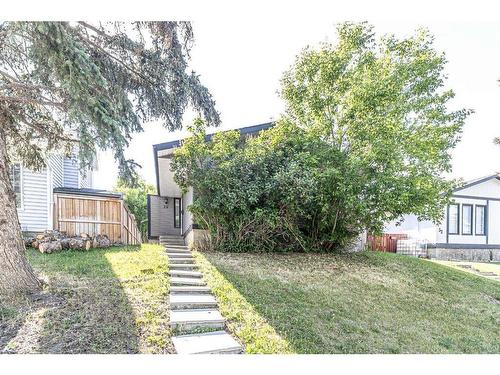 28 Bedford Circle Ne, Calgary, AB - Outdoor