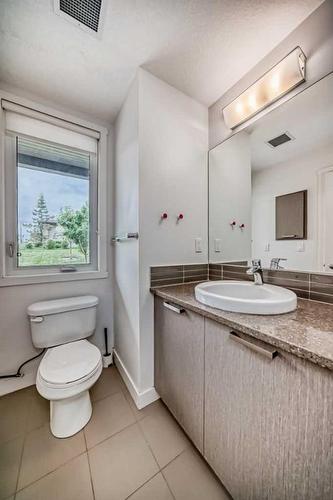 2104-175 Silverado Boulevard Sw, Calgary, AB - Indoor Photo Showing Bathroom
