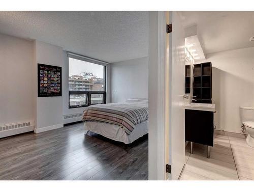 820-1304 15 Avenue Sw, Calgary, AB - Indoor Photo Showing Bedroom