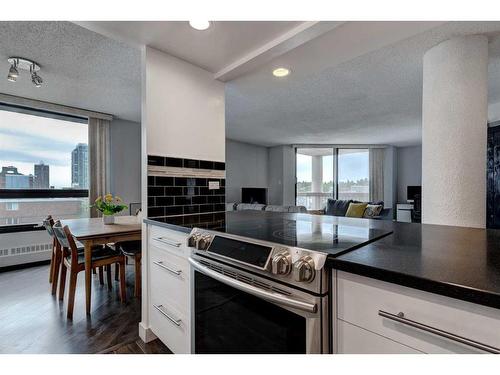 820-1304 15 Avenue Sw, Calgary, AB - Indoor Photo Showing Kitchen