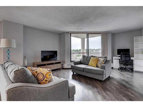 820-1304 15 Avenue Sw, Calgary, AB - Indoor Photo Showing Living Room