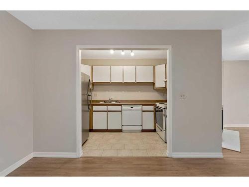 311-333 Garry Crescent Ne, Calgary, AB - Indoor Photo Showing Kitchen