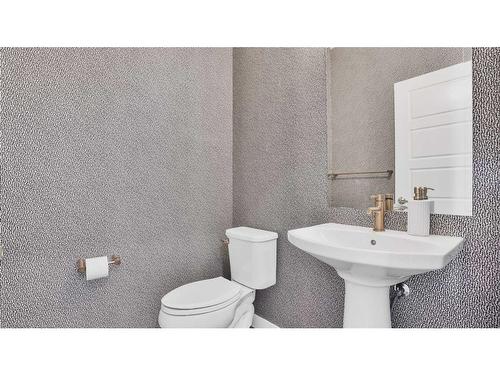 22 Howse Mount Ne, Calgary, AB - Indoor Photo Showing Bathroom