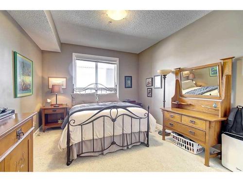 318-88 Arbour Lake Road Nw, Calgary, AB - Indoor Photo Showing Bedroom