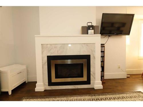 115 11 Avenue Nw, Calgary, AB - Indoor Photo Showing Living Room With Fireplace