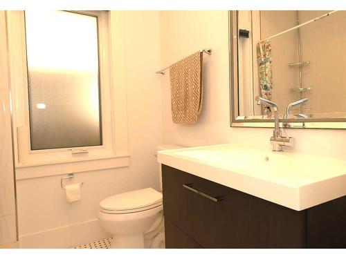 115 11 Avenue Nw, Calgary, AB - Indoor Photo Showing Bathroom