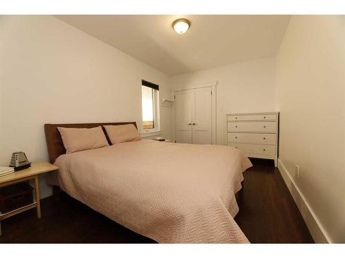 115 11 Avenue Nw, Calgary, AB - Indoor Photo Showing Bedroom