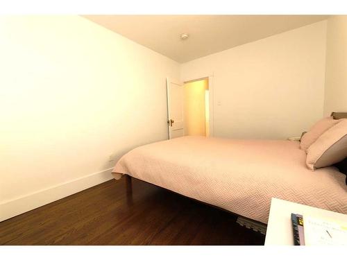 115 11 Avenue Nw, Calgary, AB - Indoor Photo Showing Bedroom