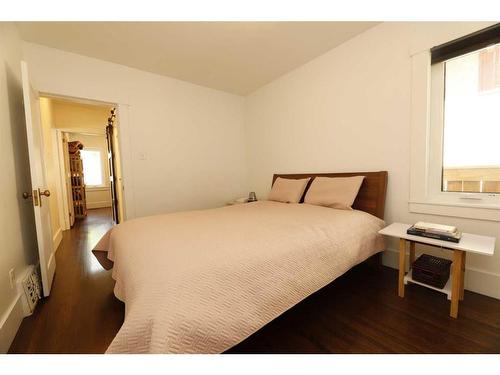 115 11 Avenue Nw, Calgary, AB - Indoor Photo Showing Bedroom