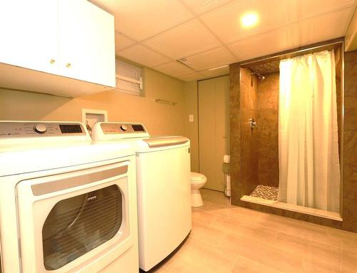 115 11 Avenue Nw, Calgary, AB - Indoor Photo Showing Laundry Room