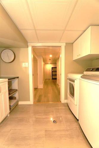 115 11 Avenue Nw, Calgary, AB - Indoor Photo Showing Laundry Room