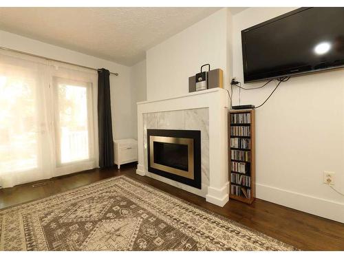 115 11 Avenue Nw, Calgary, AB - Indoor Photo Showing Living Room With Fireplace
