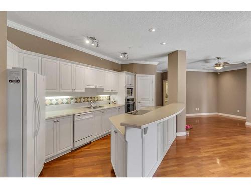 210-59 22 Avenue Sw, Calgary, AB - Indoor Photo Showing Kitchen