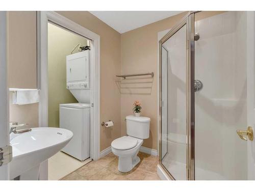 210-59 22 Avenue Sw, Calgary, AB - Indoor Photo Showing Bathroom