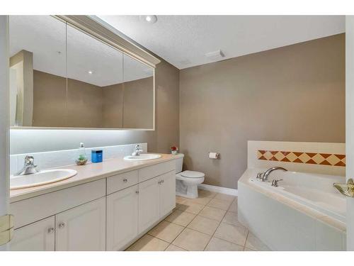 210-59 22 Avenue Sw, Calgary, AB - Indoor Photo Showing Bathroom