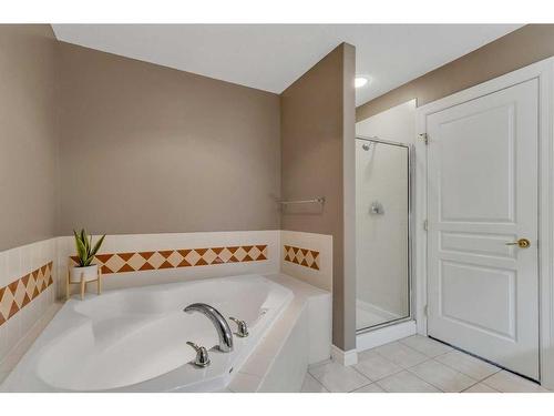 210-59 22 Avenue Sw, Calgary, AB - Indoor Photo Showing Bathroom