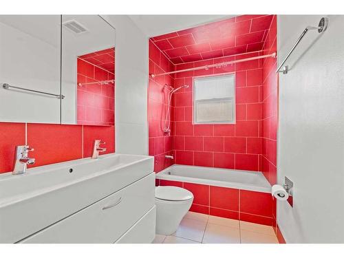 1953 Cottonwood Crescent Se, Calgary, AB - Indoor Photo Showing Bathroom