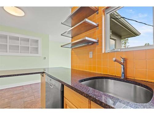 1953 Cottonwood Crescent, Calgary, AB - Indoor Photo Showing Kitchen