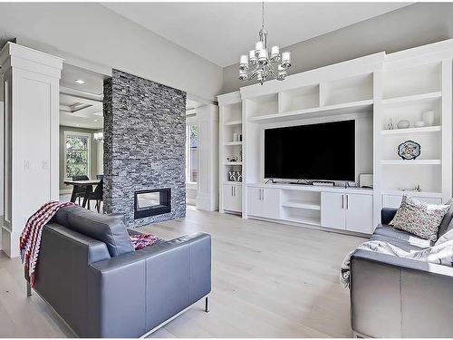 2515 3 Avenue Nw, Calgary, AB - Indoor Photo Showing Living Room With Fireplace