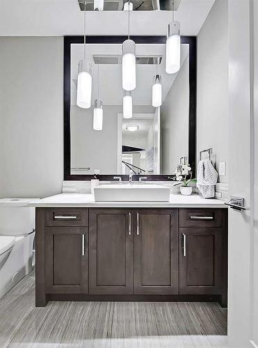 2515 3 Avenue Nw, Calgary, AB - Indoor Photo Showing Bathroom