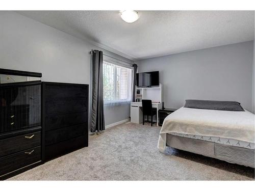 706-9930 Bonaventure Drive Se, Calgary, AB - Indoor Photo Showing Bedroom